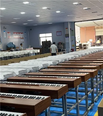 Strýko hrá na elektrickom klavíri pri predaji zeleniny.